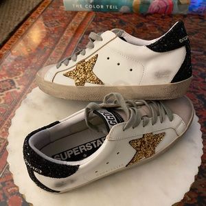 ✨✨GOLDEN GOOSE SNEAKERS✨✨ Just in time for Christmas!! 🎄